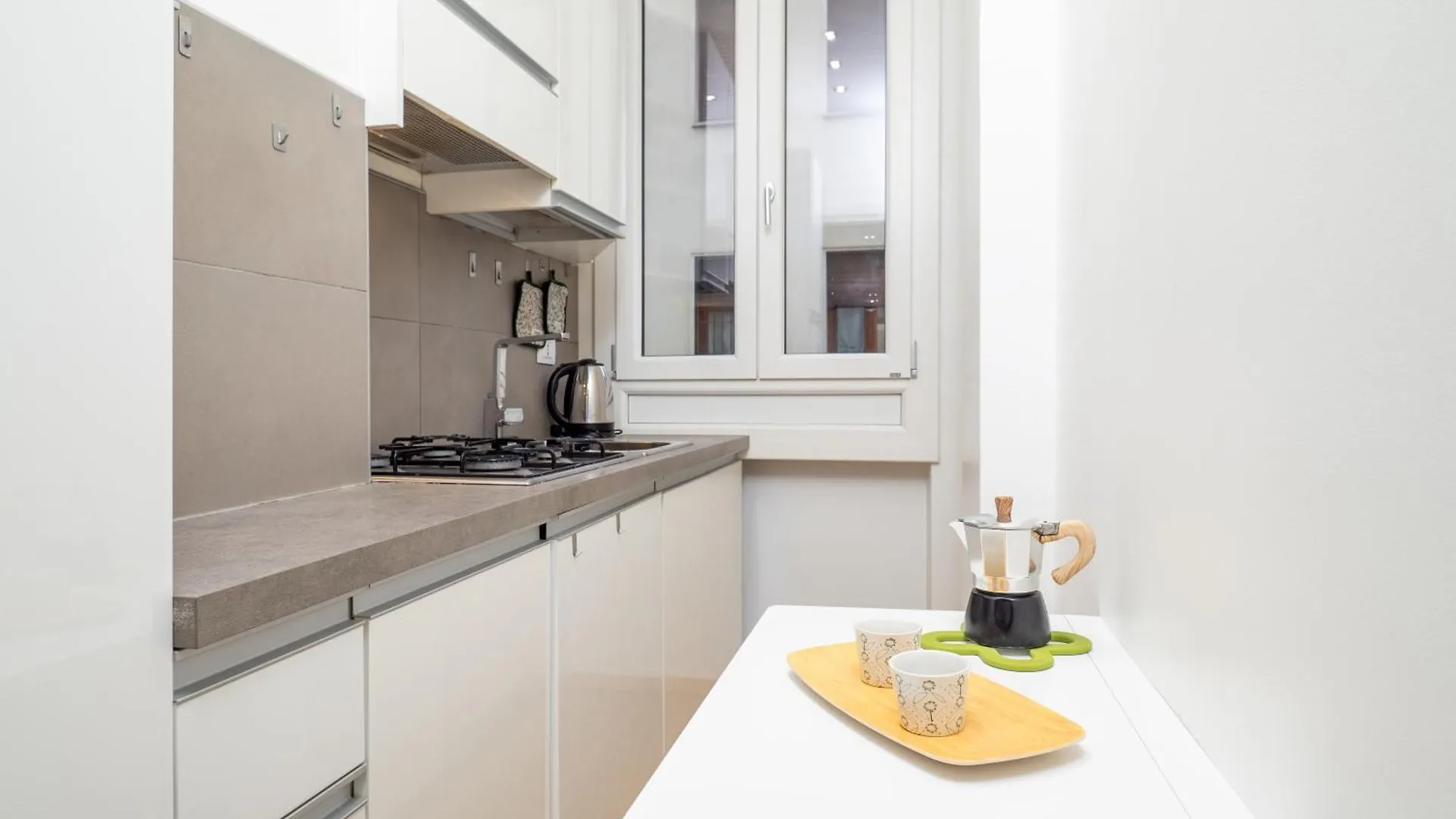 Milano 5 Guests - Modern Apt With Balcony 0*, Milan Italy