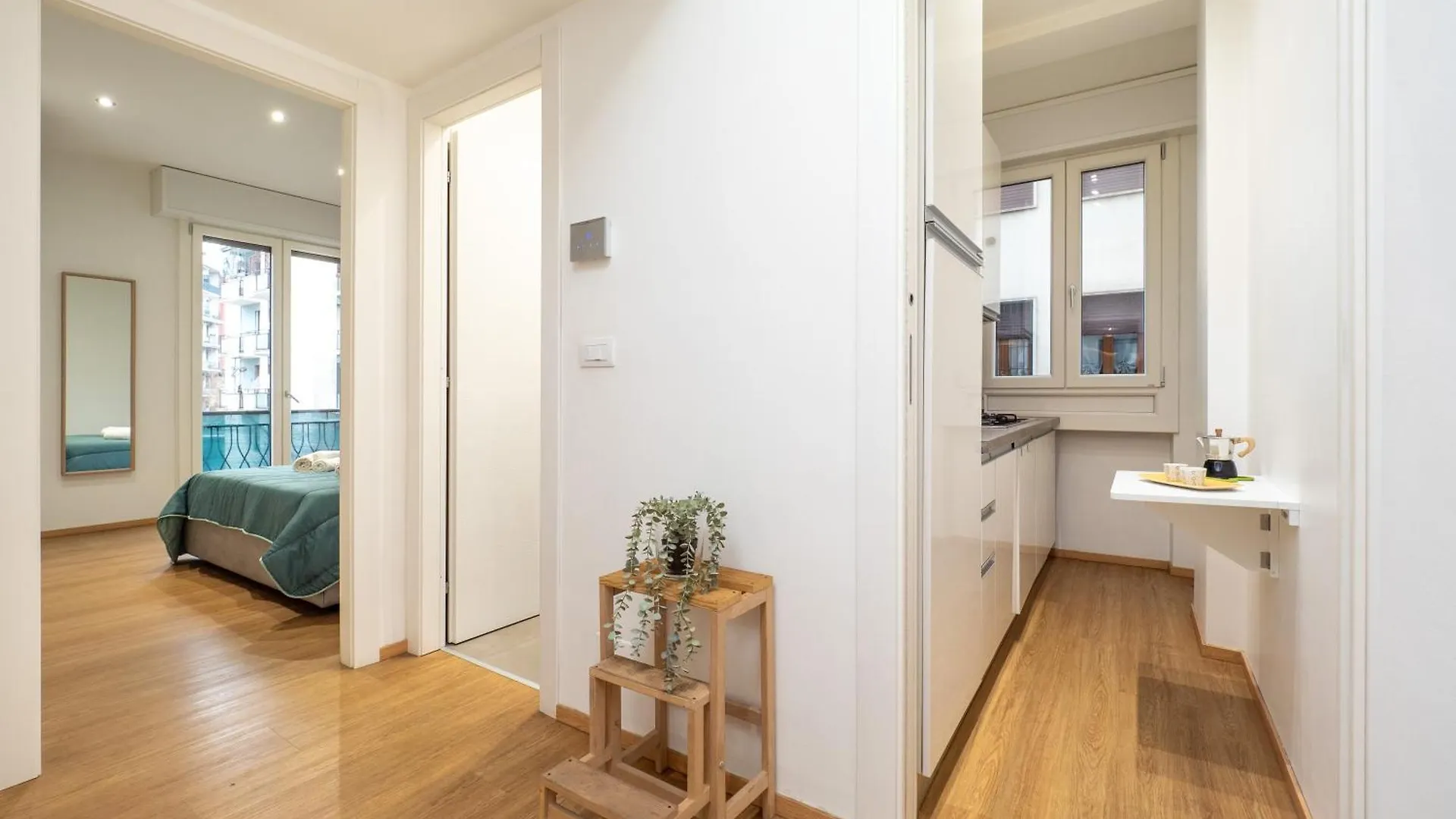 Milano 5 Guests - Modern Apt With Balcony 0*, Milan