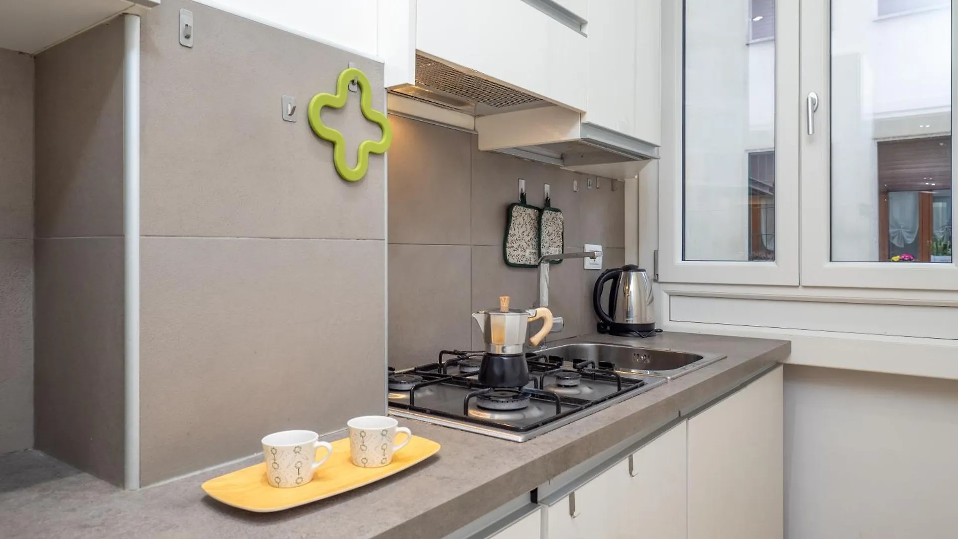 Milano 5 Guests - Modern Apt With Balcony 0*, Milan